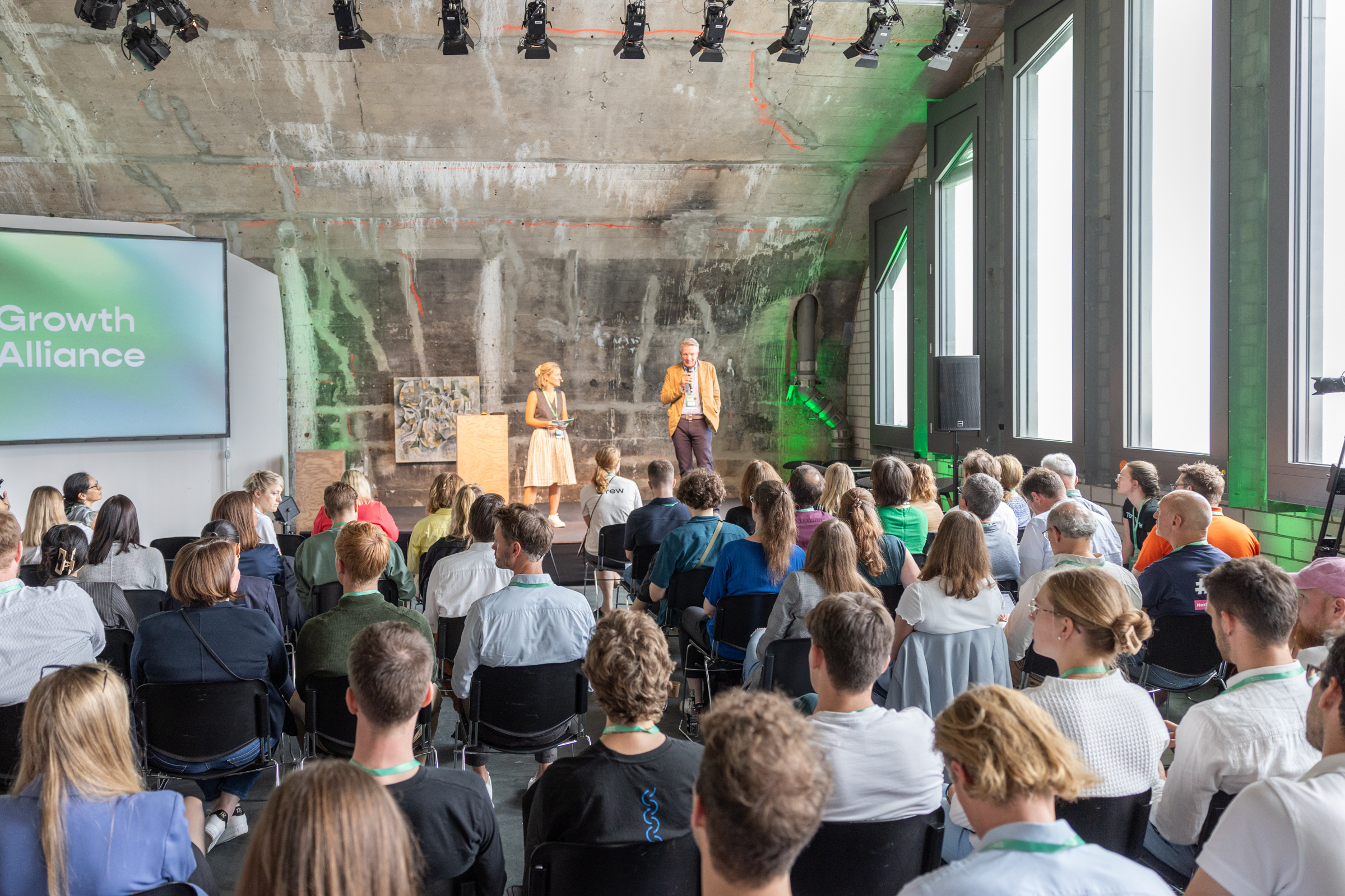 Voller Saal mit Zuhörern und Keynote von Nikola Steinbock beim Growth Alliance Network Summit 2024