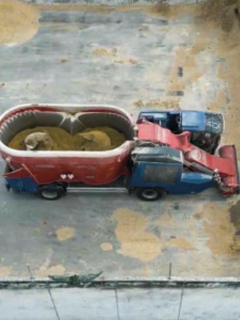 Futtermischwagen in einem Getreidesilo.